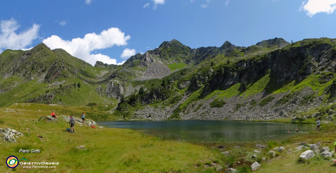 40 Panoramica sul Lago grande (2030 m) con vista di fronte alla Valle e Bocchetta dei lupi e a dx Cima Cadelle.jpg